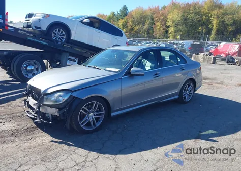 2014 Mercedes-Benz C 250 Sport z USA, uszkodzony, nr VIN WDDGF4HB4EA913913